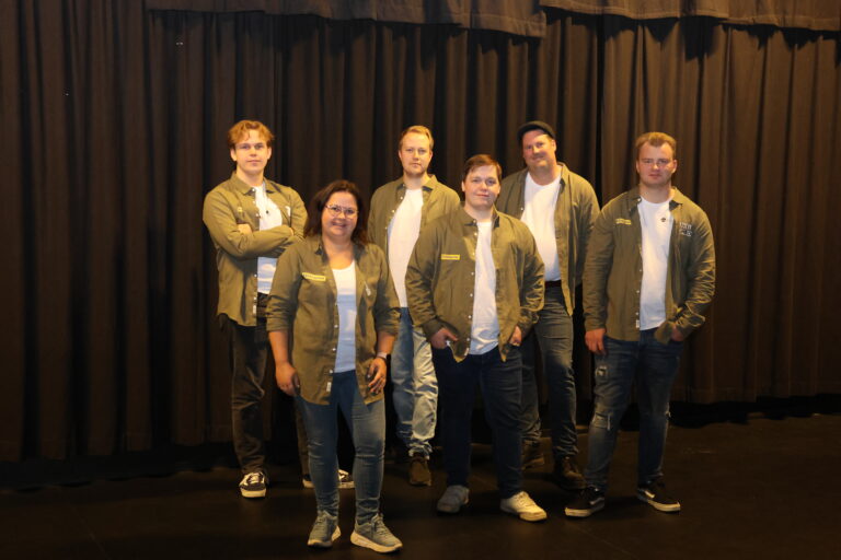 Lørdag 1. mars kan man oppleve Eidskogarna opptre for første gang på hjemmebane i Eidskog. Bandet består av foran fra venstre: Hilde Jerpseth, Philip Østby og Daniel Mengkrok på første rad. Bakerst fra venstre: Per Andreas Brinck Strøm, Vegard Michaelsen og Kai Robert Larsen.