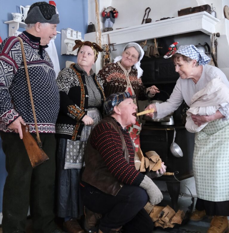 Thor Øyvind Bråthen, Bjørg Aulie, Yvonne Andersen Guri Wiker og Nils Oscar Ottesen i roller under innspilling av den nye filmen.