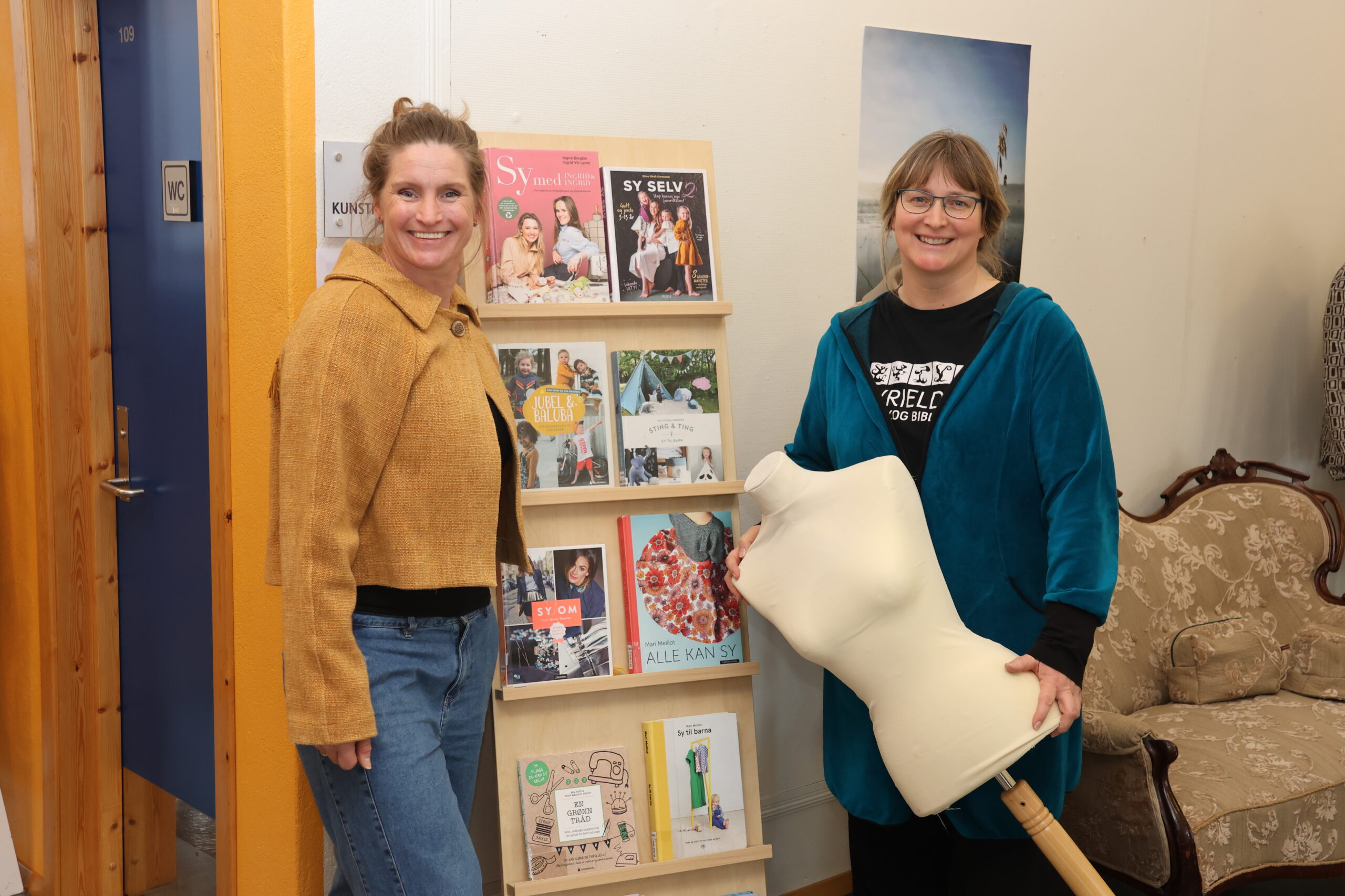 I forbindelse med utstillingen i Kunstkroken på Tyrielden har biblioteksjef Randi Heggland Strøm ( t.h) også funnet frem en rekke tekstilbøker som de besøkende kan finne mer inspirasjon i. Veslemøy Tveter Alm heier på at flere prøver å sy selv.