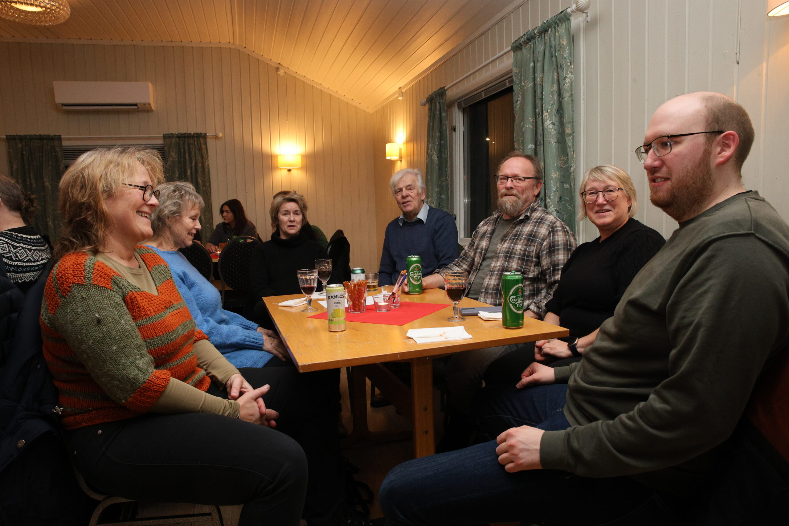 Denne gjengen var med for andre gang på quiz på Tobøl. F.v. Hanne Vårli
Mette Ulvo
Gjerterud Ulvo
Leif Kristiansen
Geir Engebretsen
Thrine Aurbakken
Einar Aurbakken
