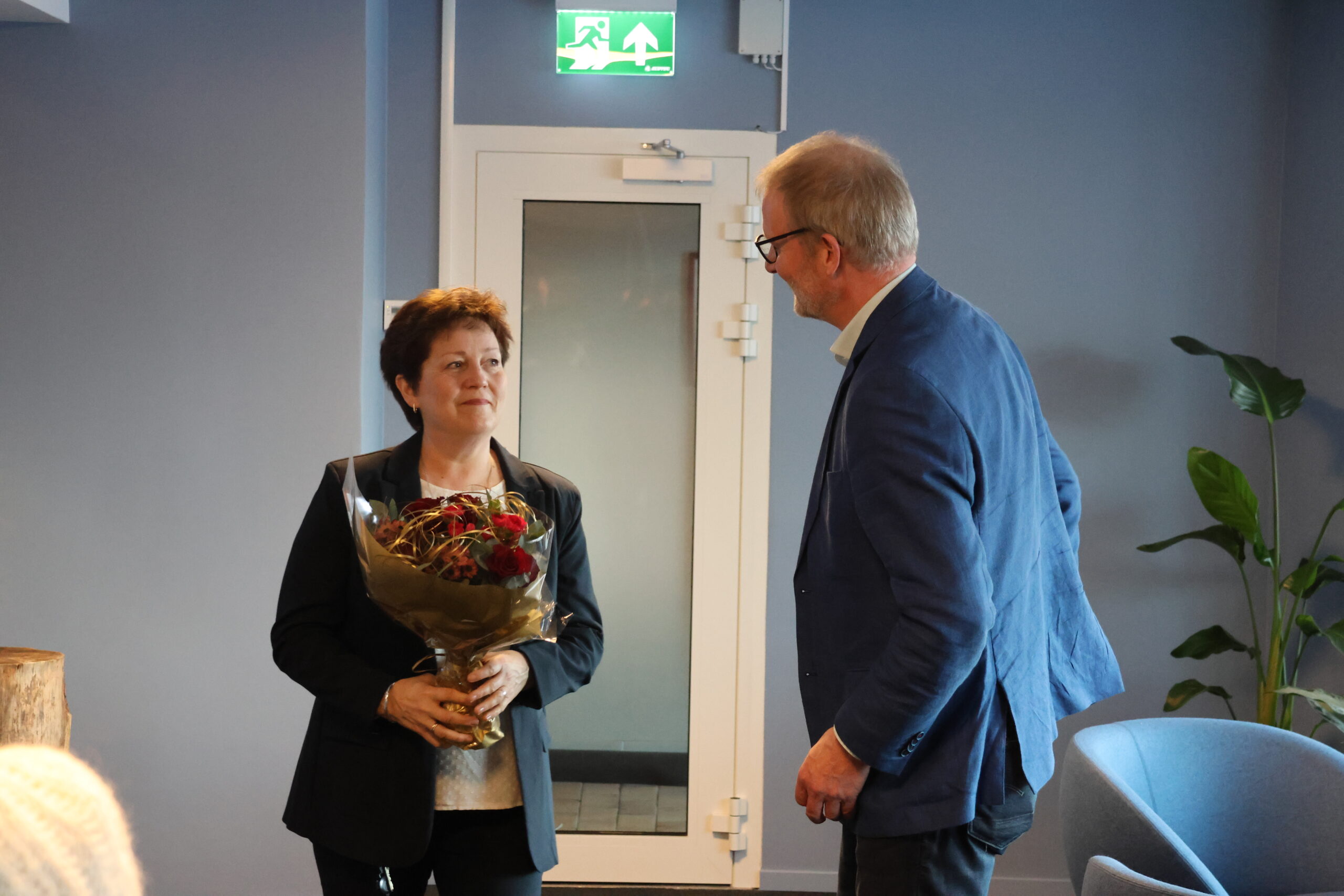 Bodil Granstrøm fikk blomster av banksjef Erik Hammerstad.