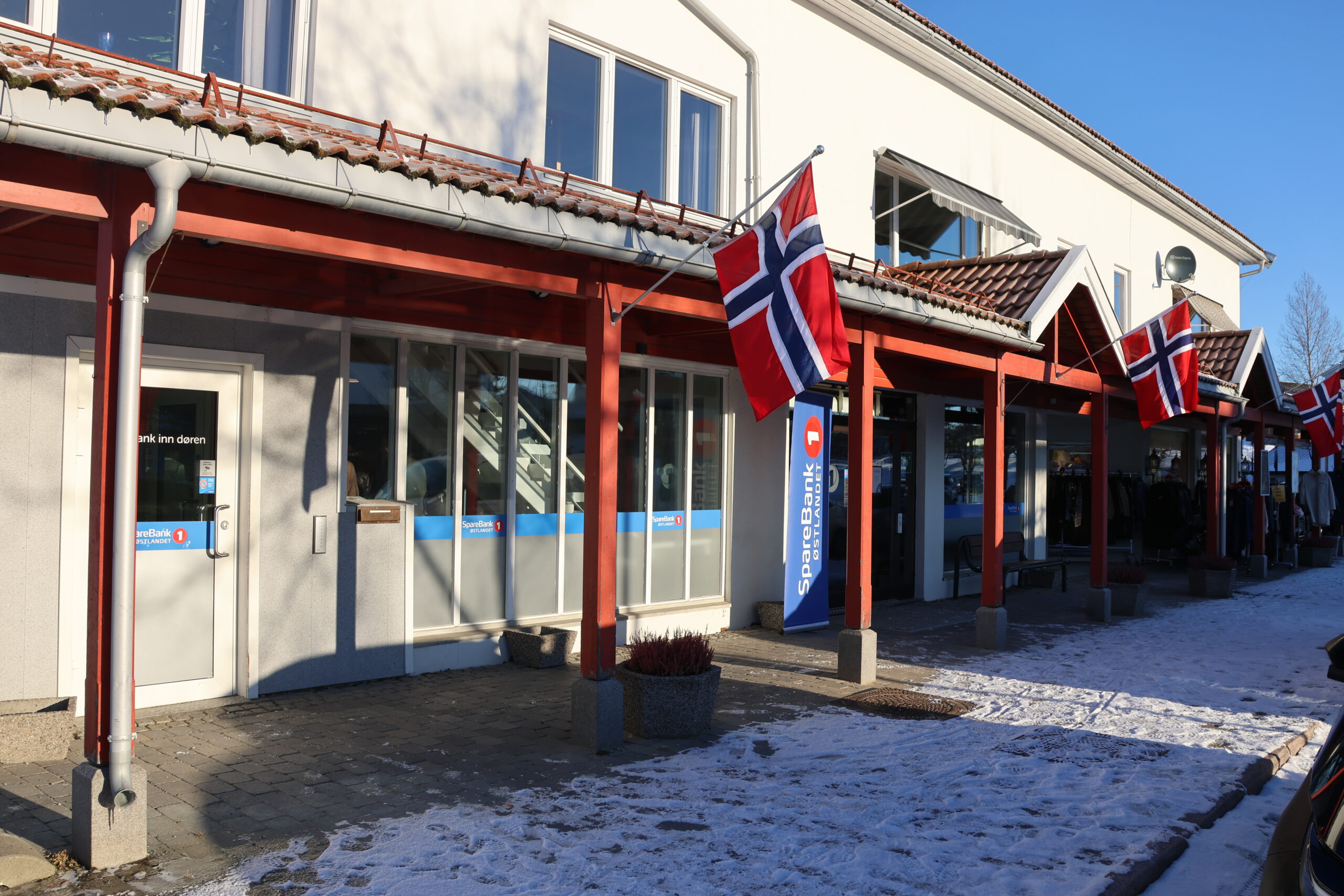 Flagggene var heist utenfor banken til ære for nyåpning.