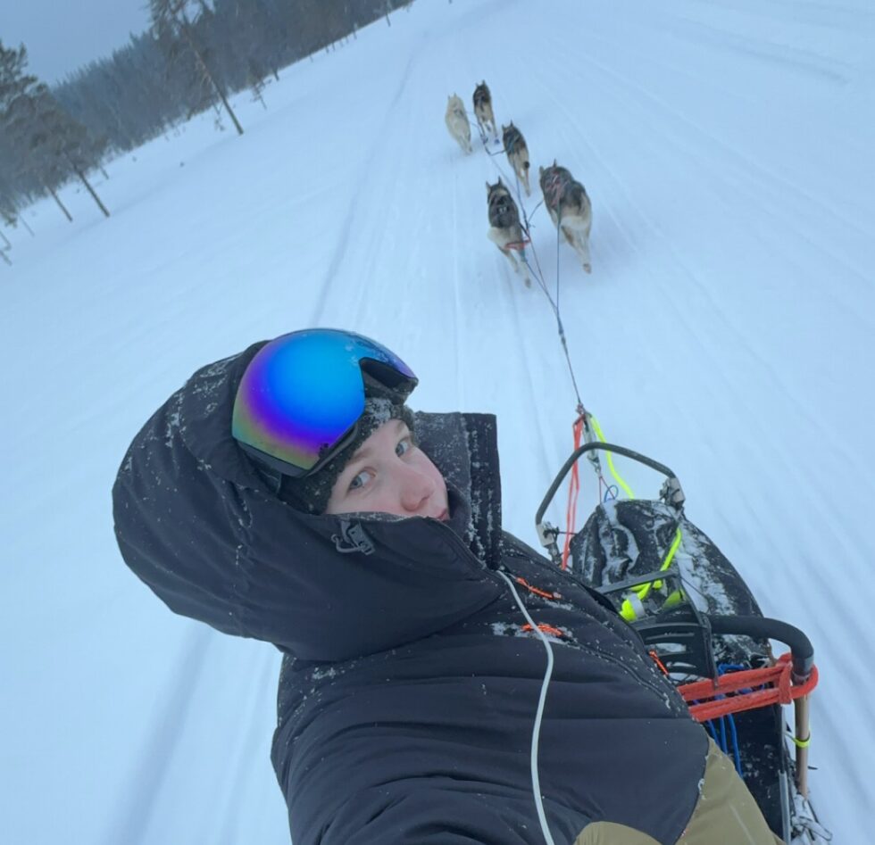Silje Langelid fra Skotterud skal delta i hundeløpet Femundløpet . Torsdag setter hun og seks hunder avsted fra Røros på en 20 mil lang tur.