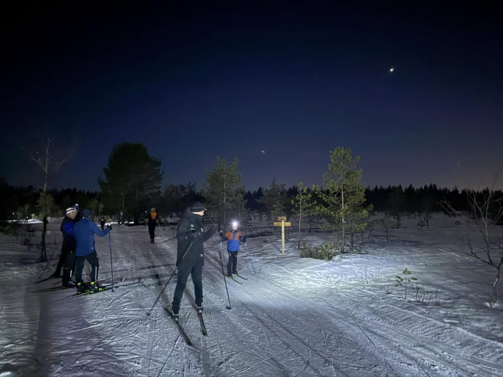 Forholdene var perferkte på alle måter da Magnor U.Ls skigruppe samlet alle gruppene sine for en måneskinnstur til skihytta på Børja. Også mange foreldre ble med på turen.