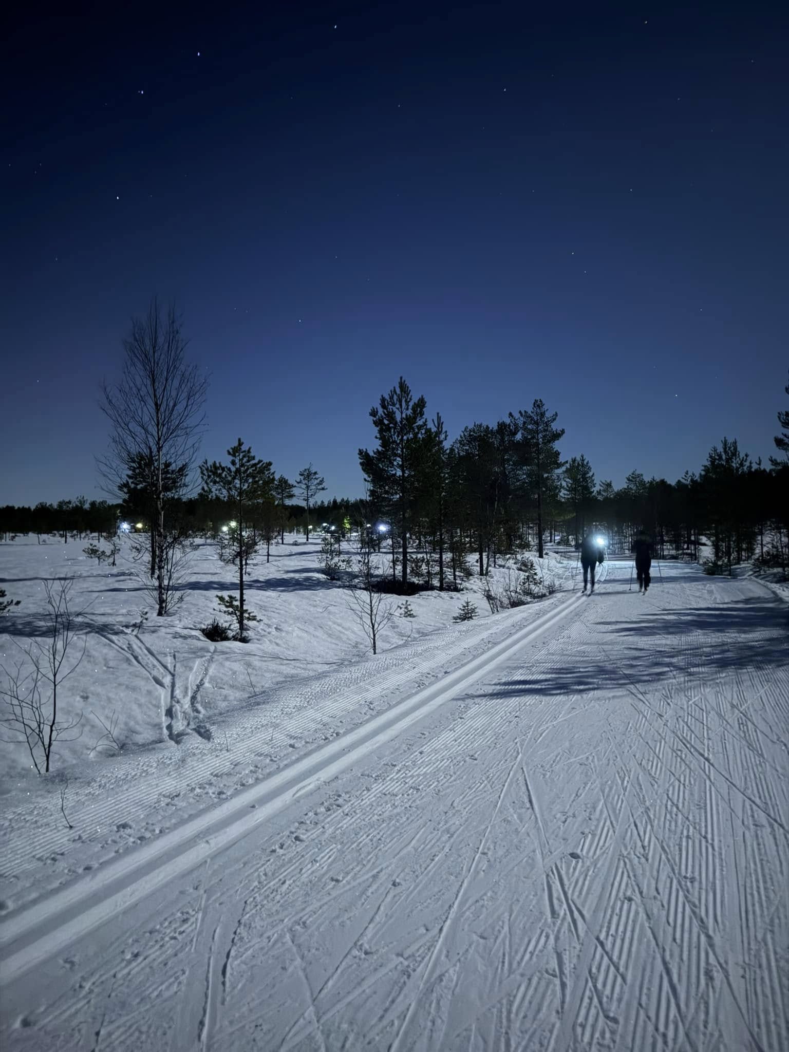 Lyset fra hodelyktene til de mange skiløperne lyste opp løypene over Havmyrene.