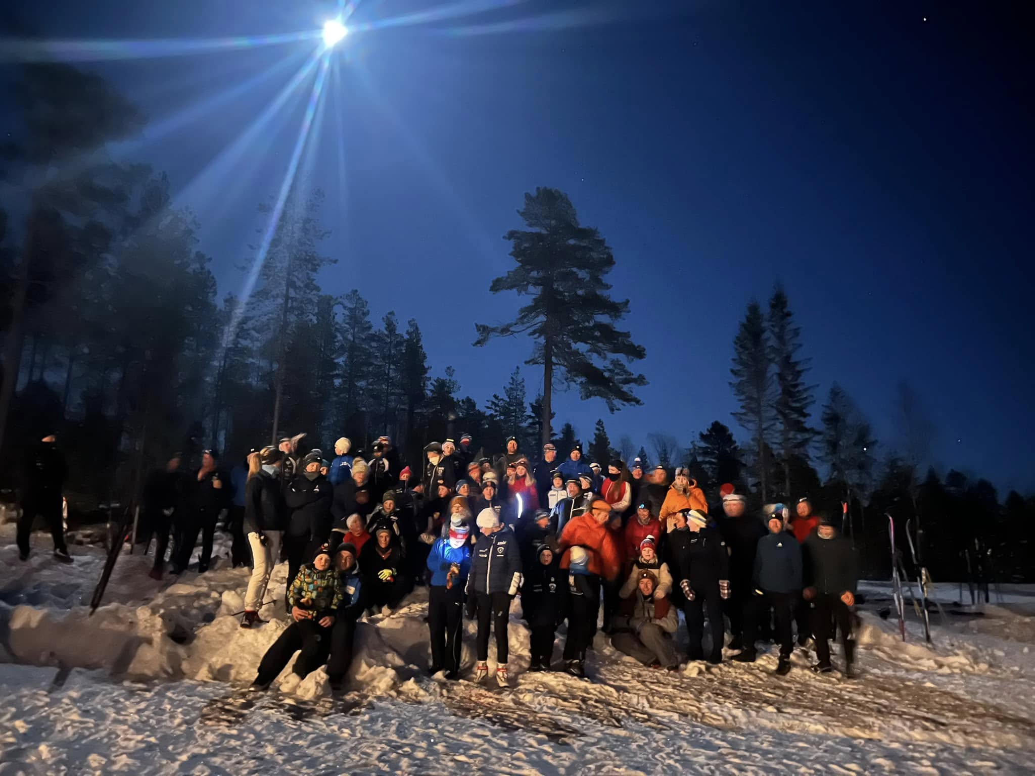 Nærmere 80 barn og voksne tilknyttet Magnor U.L sin skigruppe gikk mandag kveld til skihytta på Børja der det ventet saft og boller fra Ingelsrud konditori.