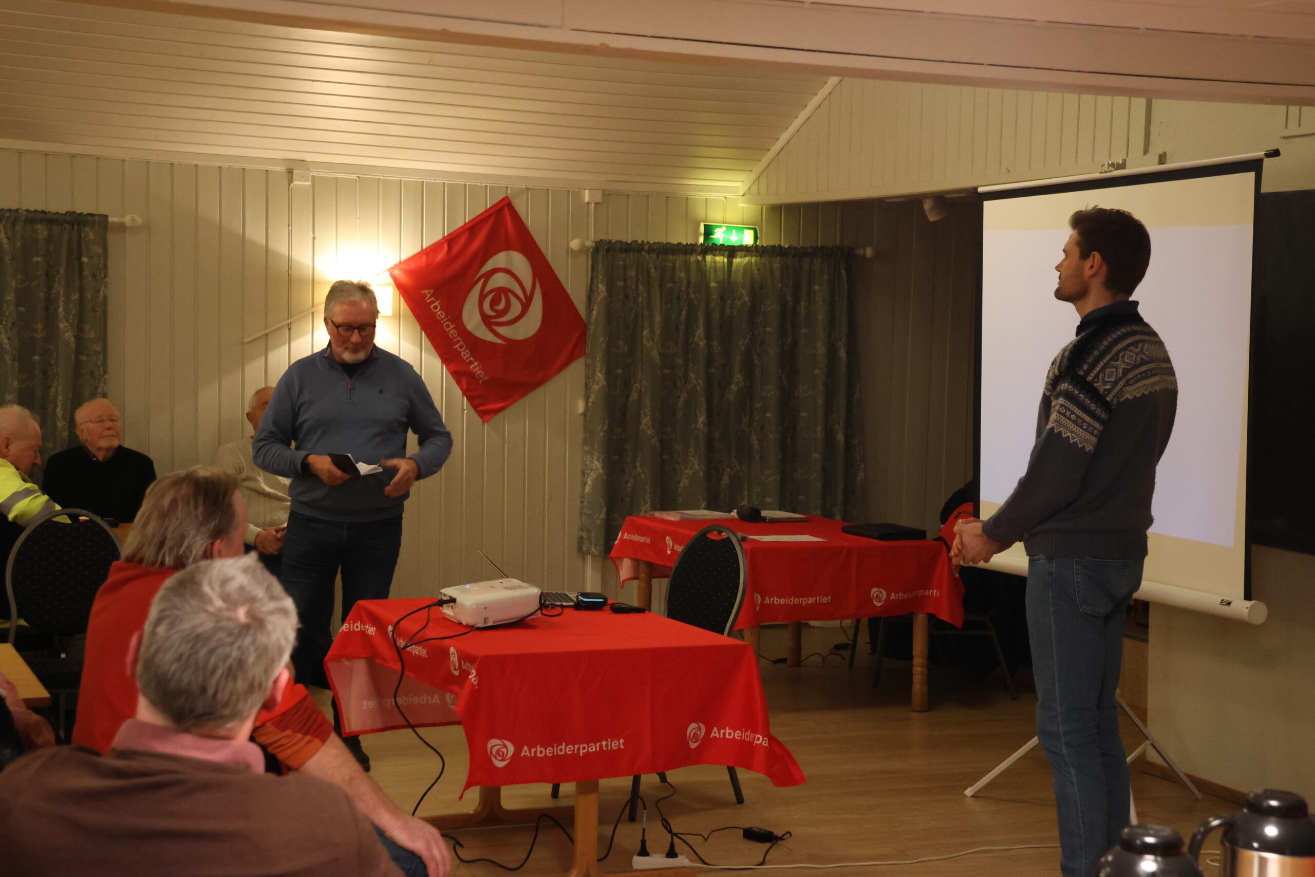 Det var også tid for spørsmål underveis. Her stiller kommunestyrerepresentant Jan Arne Storvik statsråden et spørsmål.