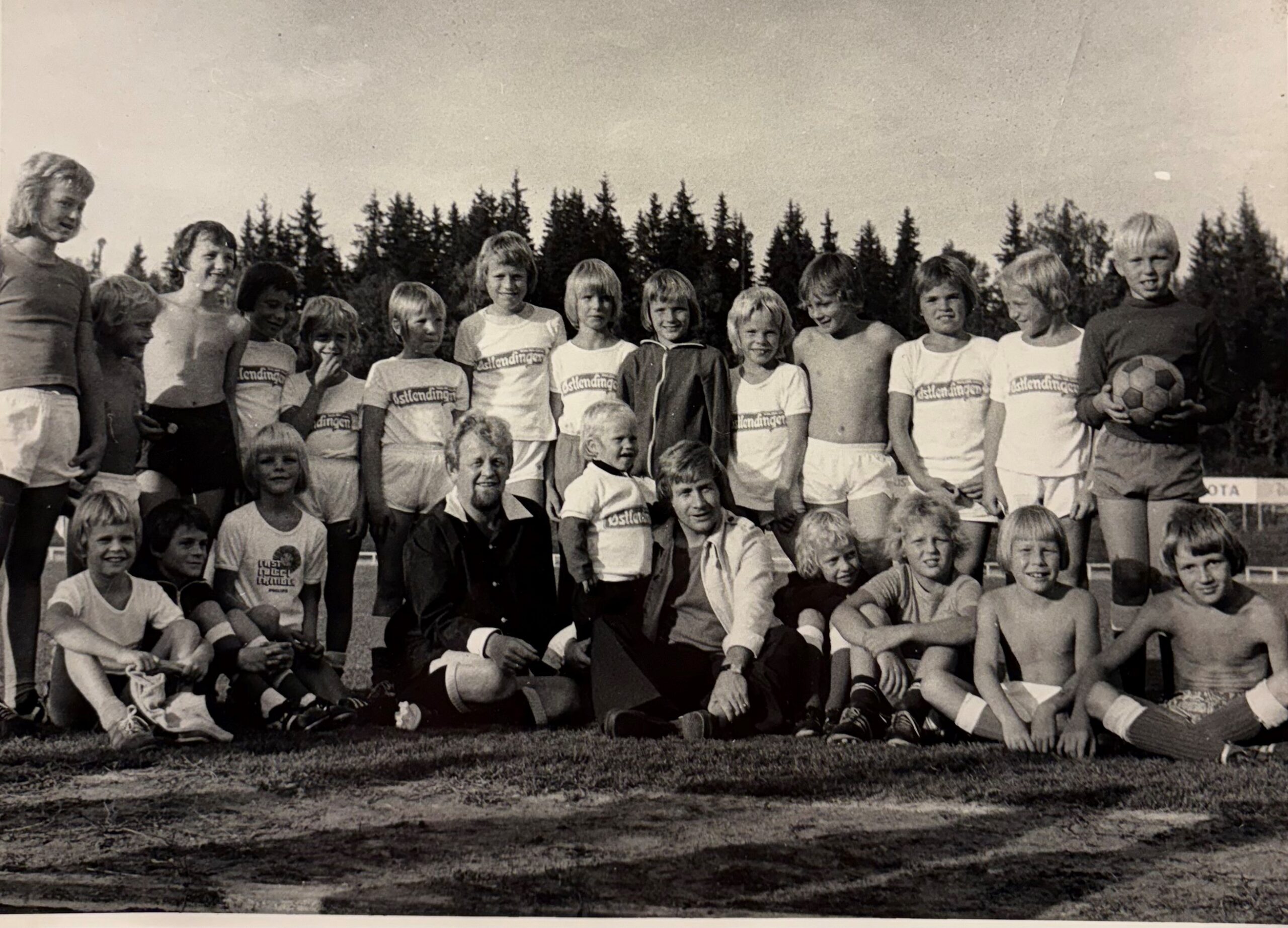 Fotball var sentralt for familien Tukun. Tord er nummer to fra venstre i bakerste rekke. Foran står lillebror Even sammen med pappa Jostein (t.h.)