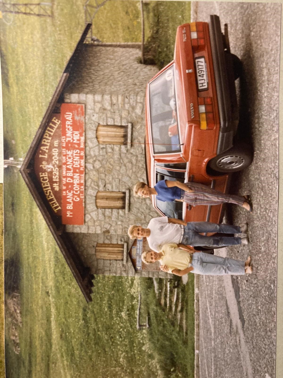 Familiien Tukun var på mange bilferier nedover i Europa på 80-tallet. Her er mamma Guro og brødreneTore og Even foreviget i Sveits.