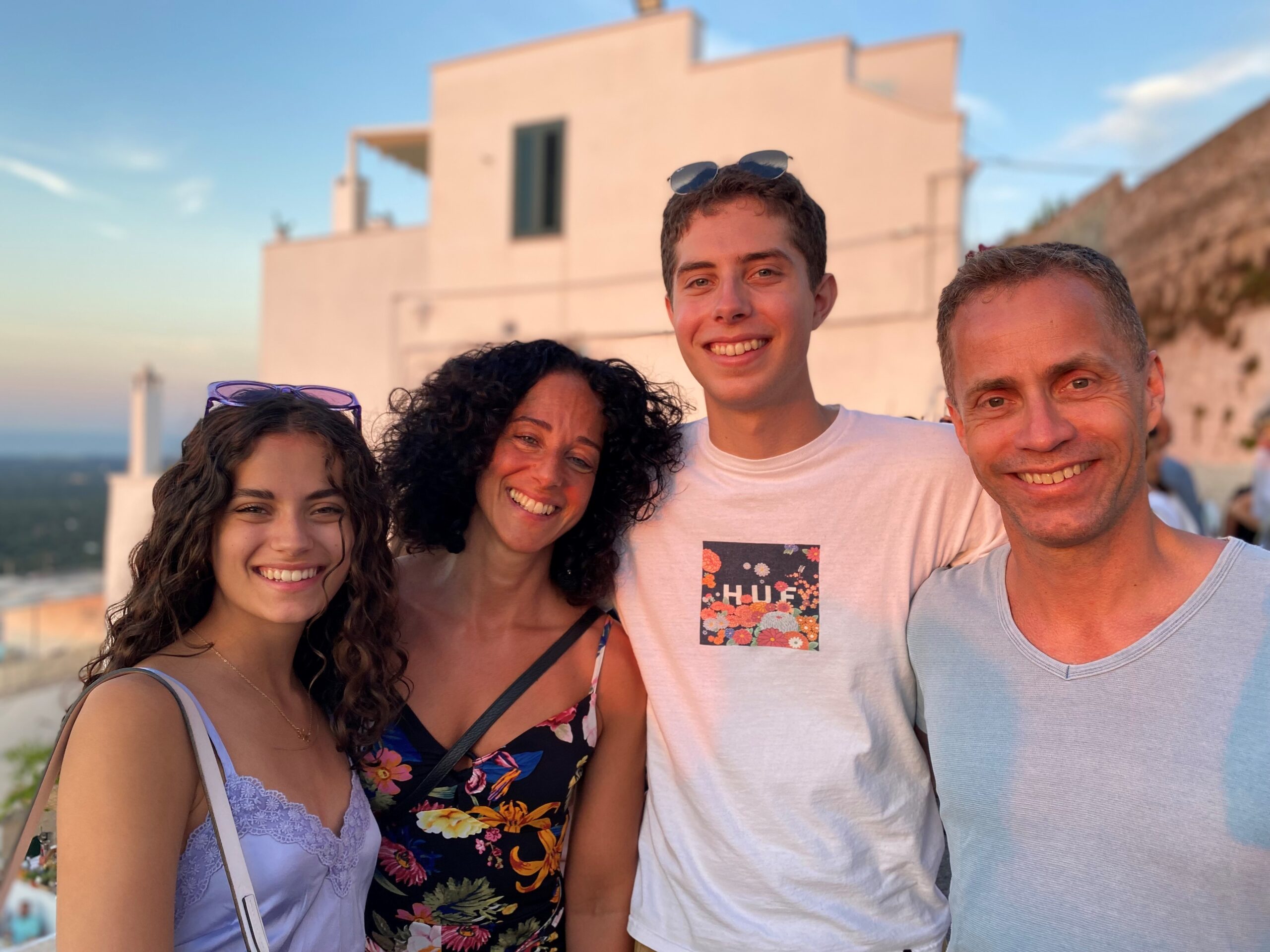Tord Tukun med familien, datteren Sara, kona Marina og sønnen Christian, på ferie i Puglia for to år siden.