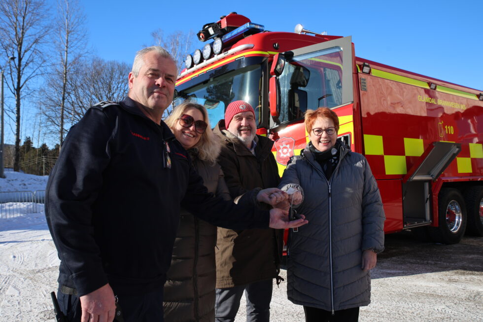 Brannsjef Arnfinn Strømstad er godt fornøyd med å få sin nye tankbil. Her overrekker de tre ordførerne Kamilla Thue (Eidskog), Rune Grenberg (Grue) og Elin Såheim Bjørkli (Kongsvinger) nøklene til den nye bilen.