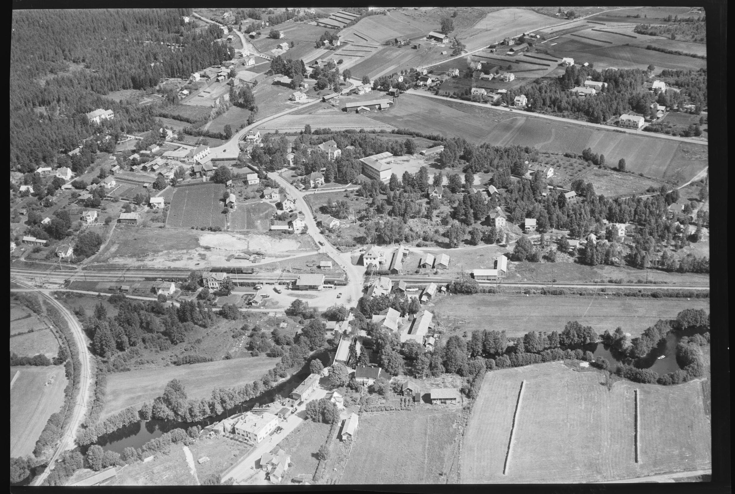 S-laget slik det så ut i 1959 kan sees øverst i høyre hjørne på bildet. Da vendte butikken ut mot Syversbakken.
