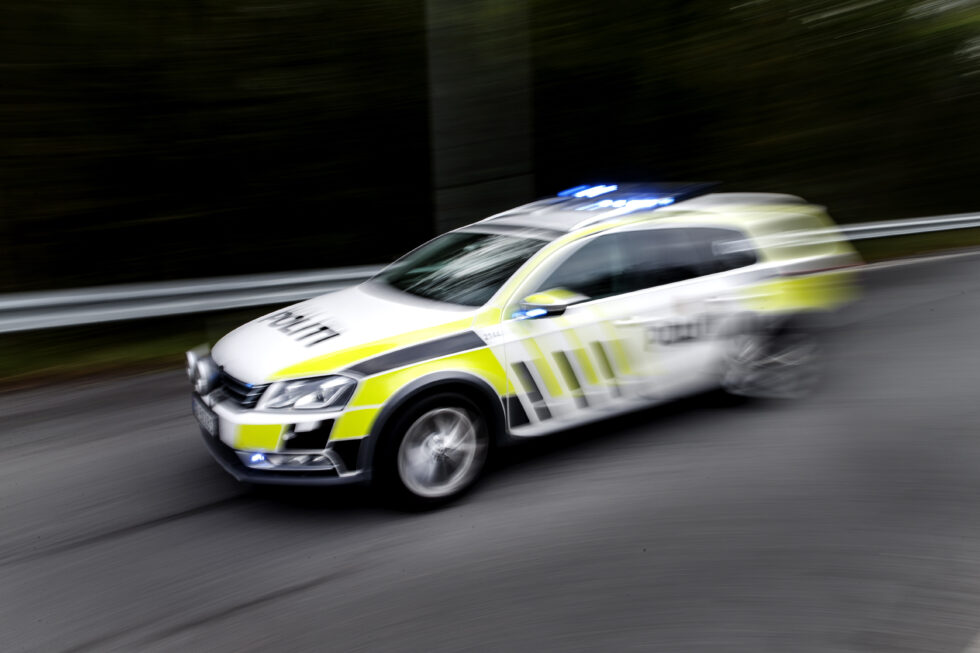 Politi og brannvesen har rykket ut til bilbrann ved Matrand.