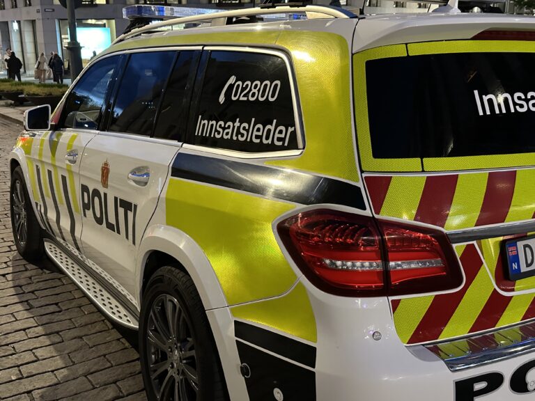 Politiet melder om en bilist som skal ha kjørt inn i et butikkvindu på Skotterud.