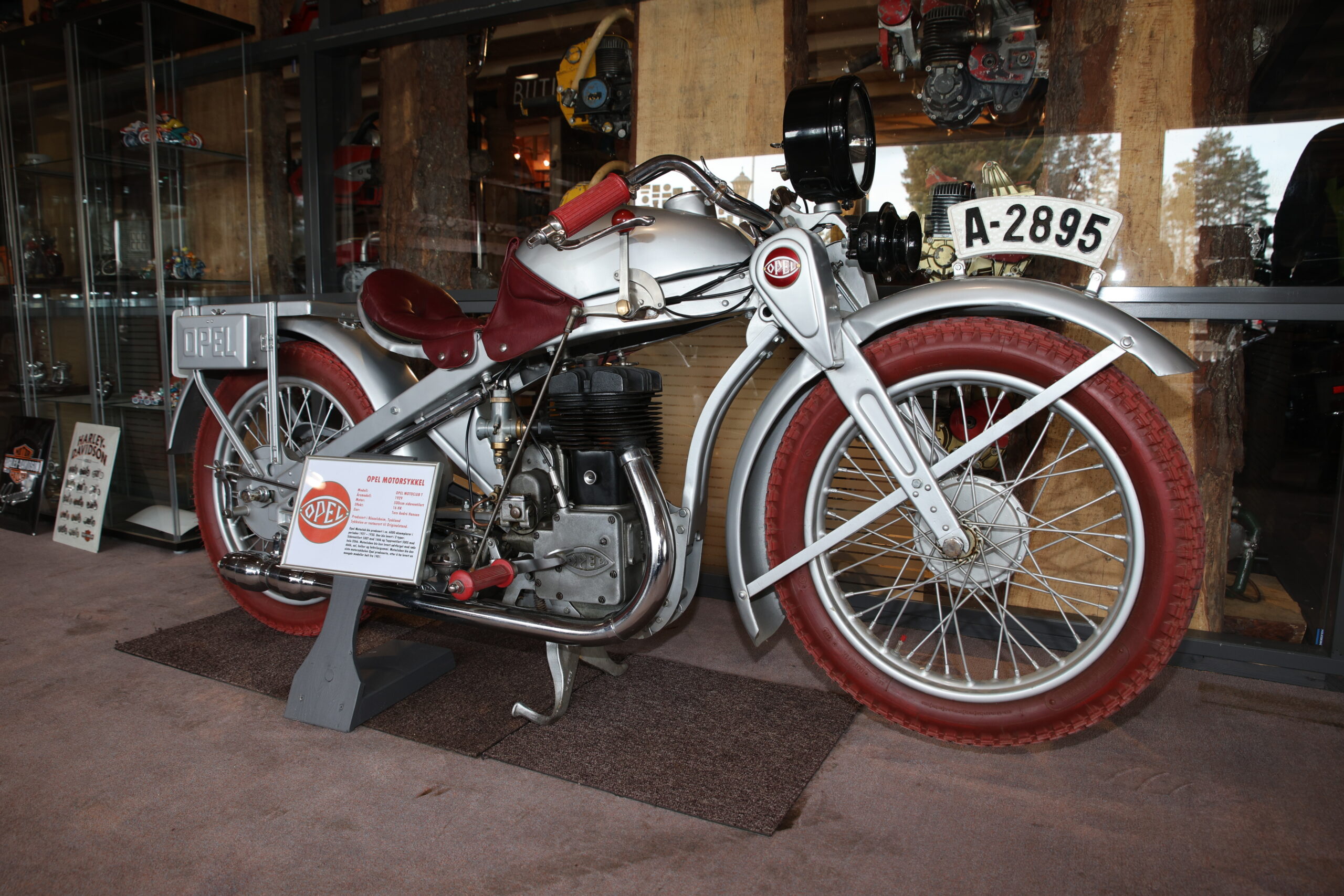 Et av høydepunktene blant årets nye sykler er denne Opelen fra 1929, forteller Nilsson. Kun 6000 av dem er laget og over hele verden har de forsvunnet etter andre verdenskrig. Opel lagde heller ikke flere motorsykler etter krigen.