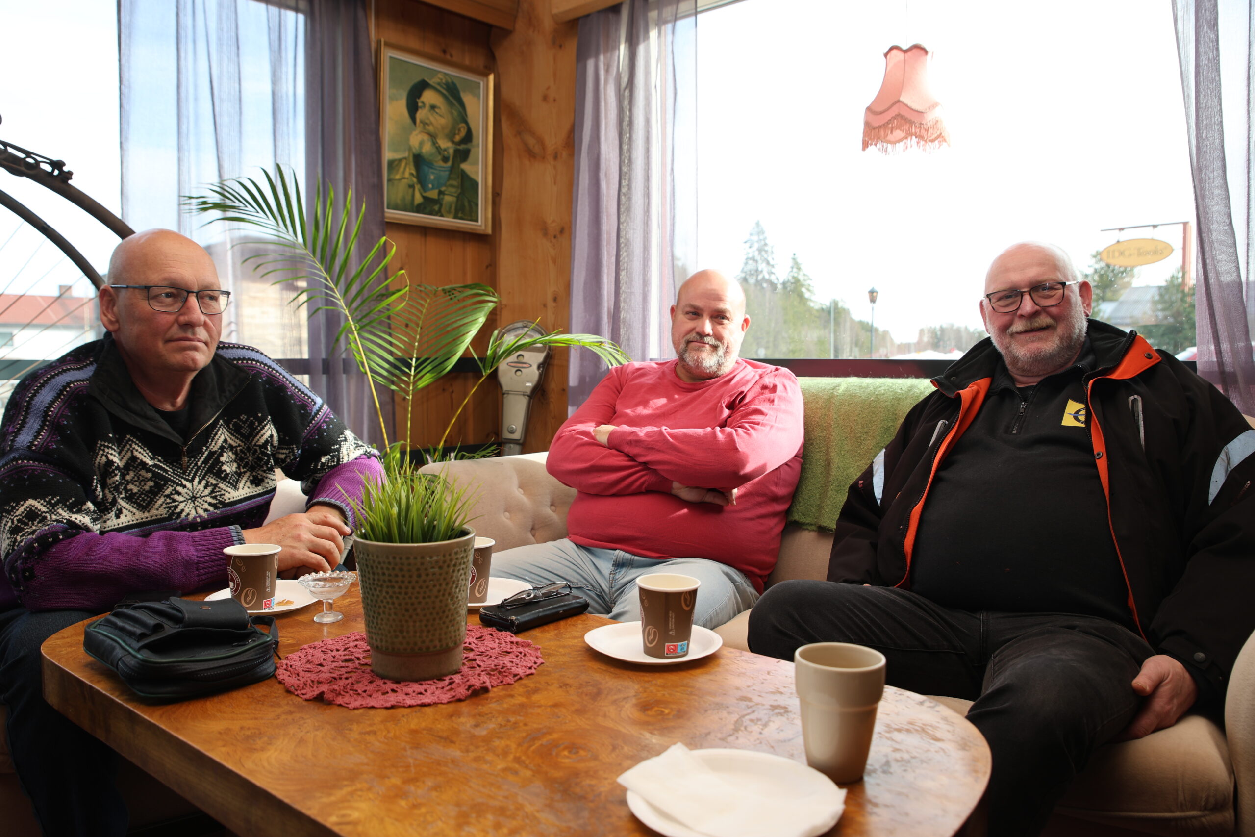 Geir Sørli, Kjell Ljøner og Roar Olsen syns det alltids er hyggelig å ta turen til Magnormoen. Da blir det gjerne en vaffel og kaffe.