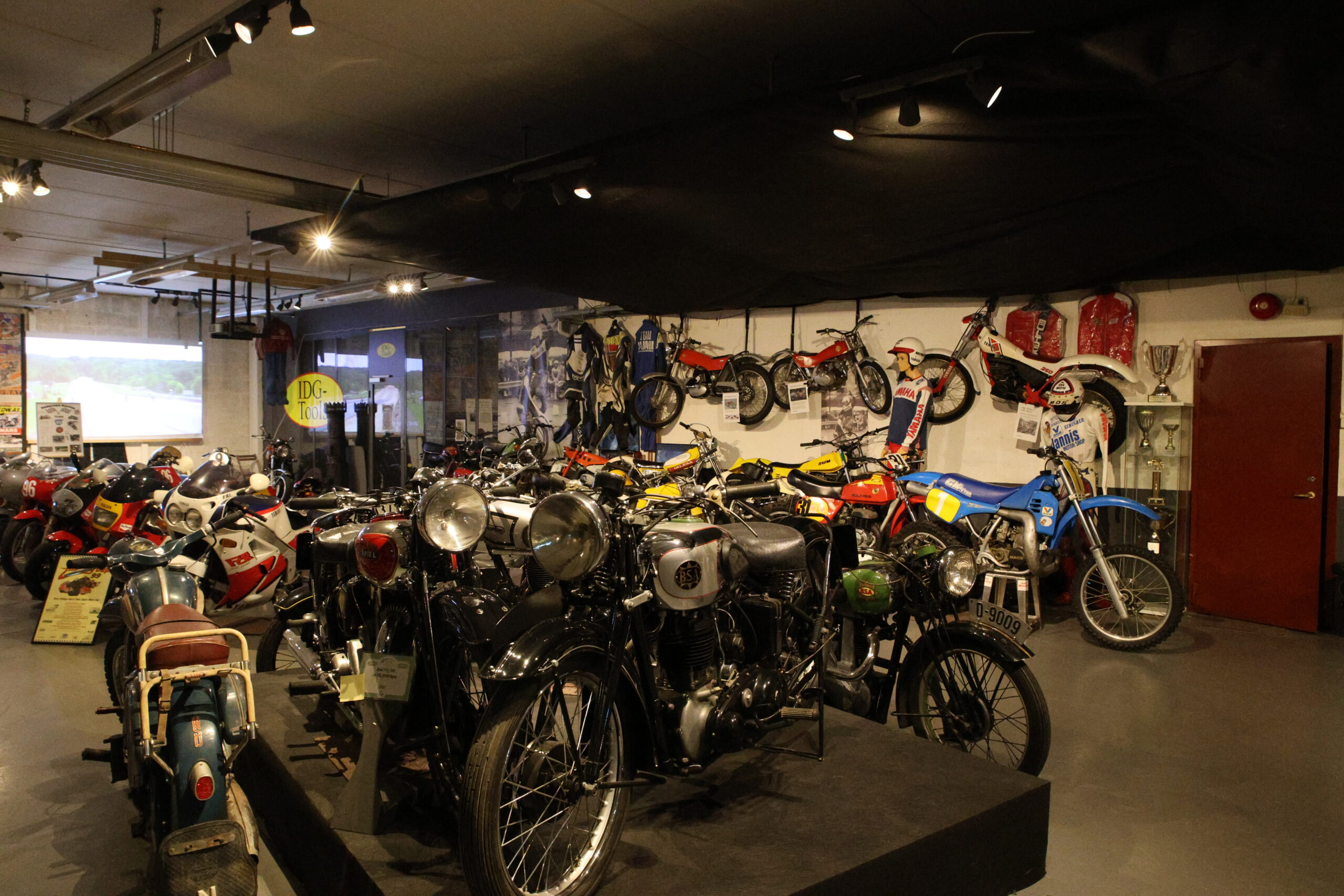 Det er nok av sykler å se på Skandinavisk Motorsykkel center.