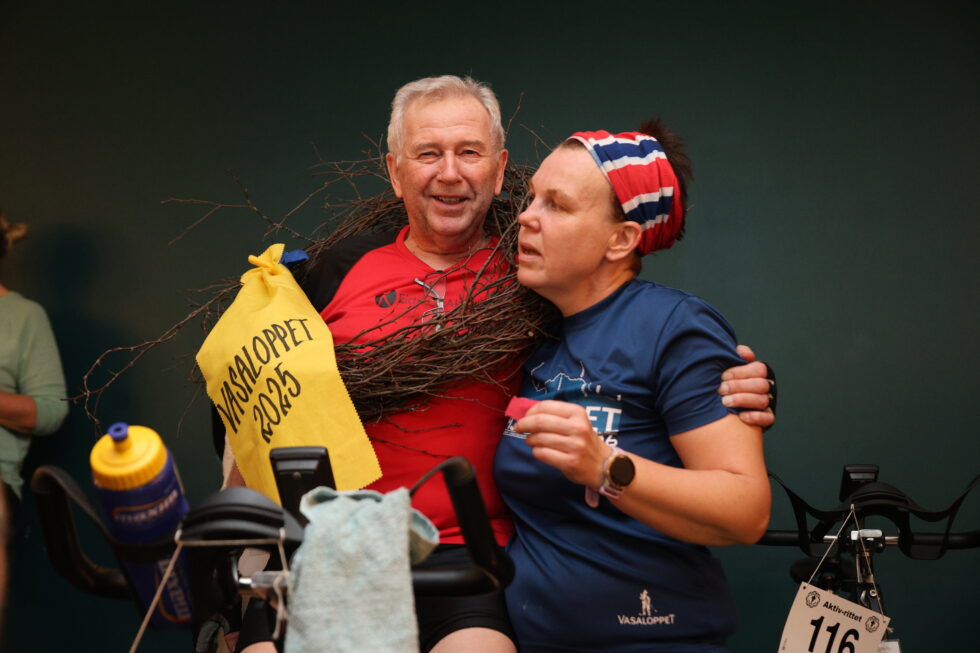 Jon Smerud ble "vinneren" av årets Vasalopp spinning. Her blir han gratulert av Ulrika Olsson.
