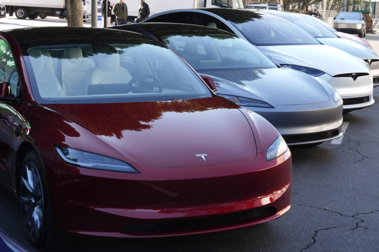 I februar ble antall Tesla-registreringer halvert i forhold til februar 2024.
