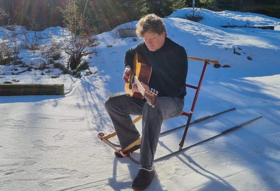 Haakon Ellingsen trives med skog og stillhet. Mange låter er blitt til ved Tannsjøen i Eidskog