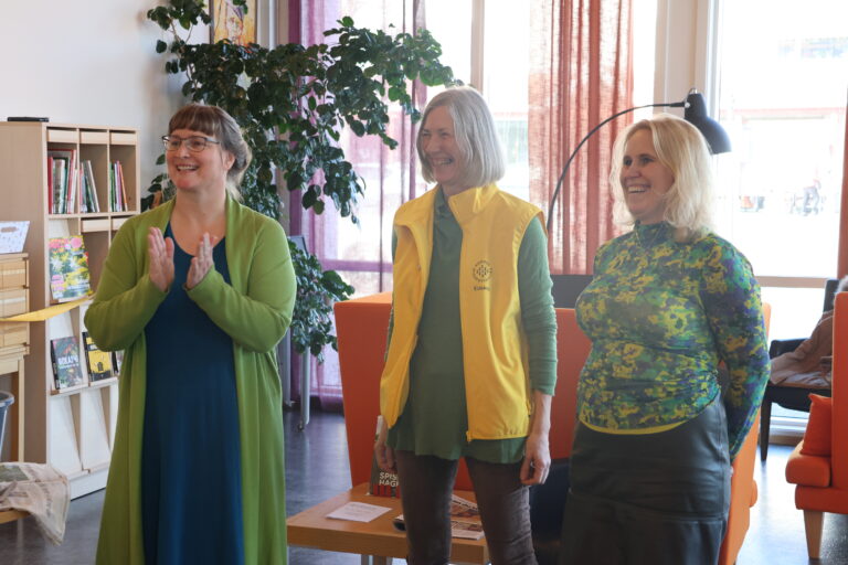 Randi Heggland Strøm, bibliotekssjef i Eidskog, Lena Kallander i Eidskog bygdekvinnelag og Kamilla Thue, Ediskogs ordfører stod for åpnignen av det nye frøbilbioteket på Tyrielden Eidskog bibliotek.