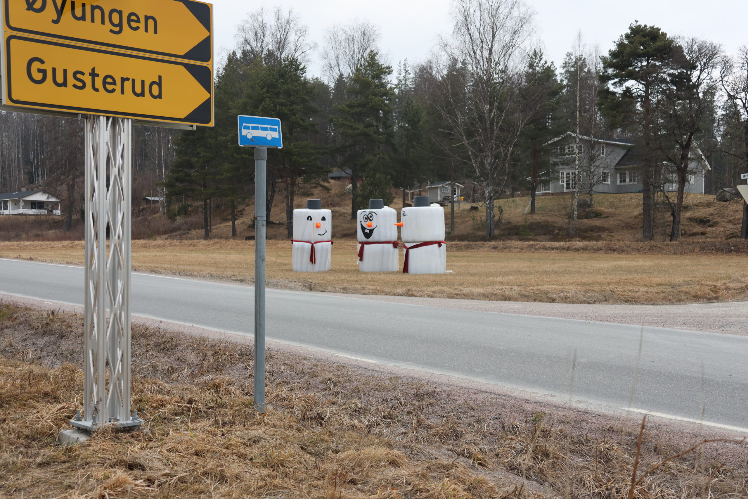 Tre av snømennene er plassert på jordet like ved vegen som går over til Øyungen og Gusterud.
