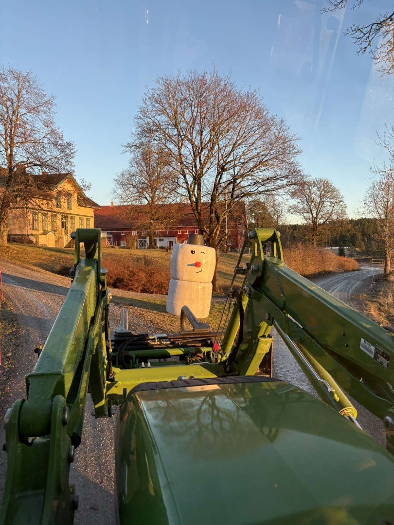 Hver av snømennene ble kjørt ut med traktor på lille julaften.