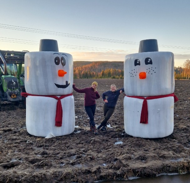 Til å lage snømennene fikk Iver god hjelp av Hanna og Maja Taugbøl.