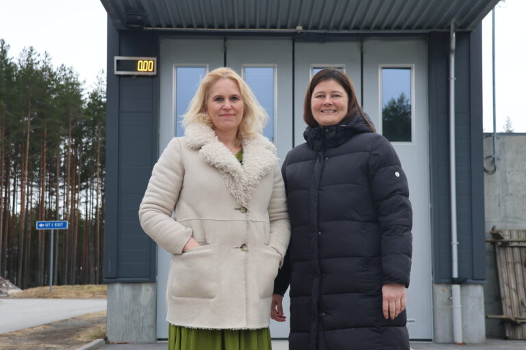 Kamilla Thue(AP) hadde besøk av Iselin Vistekleiven (AP) fra Innlandet fylkeskommune. Sammen besøkte de to blant annet Magnormoen kontrollstasjon.