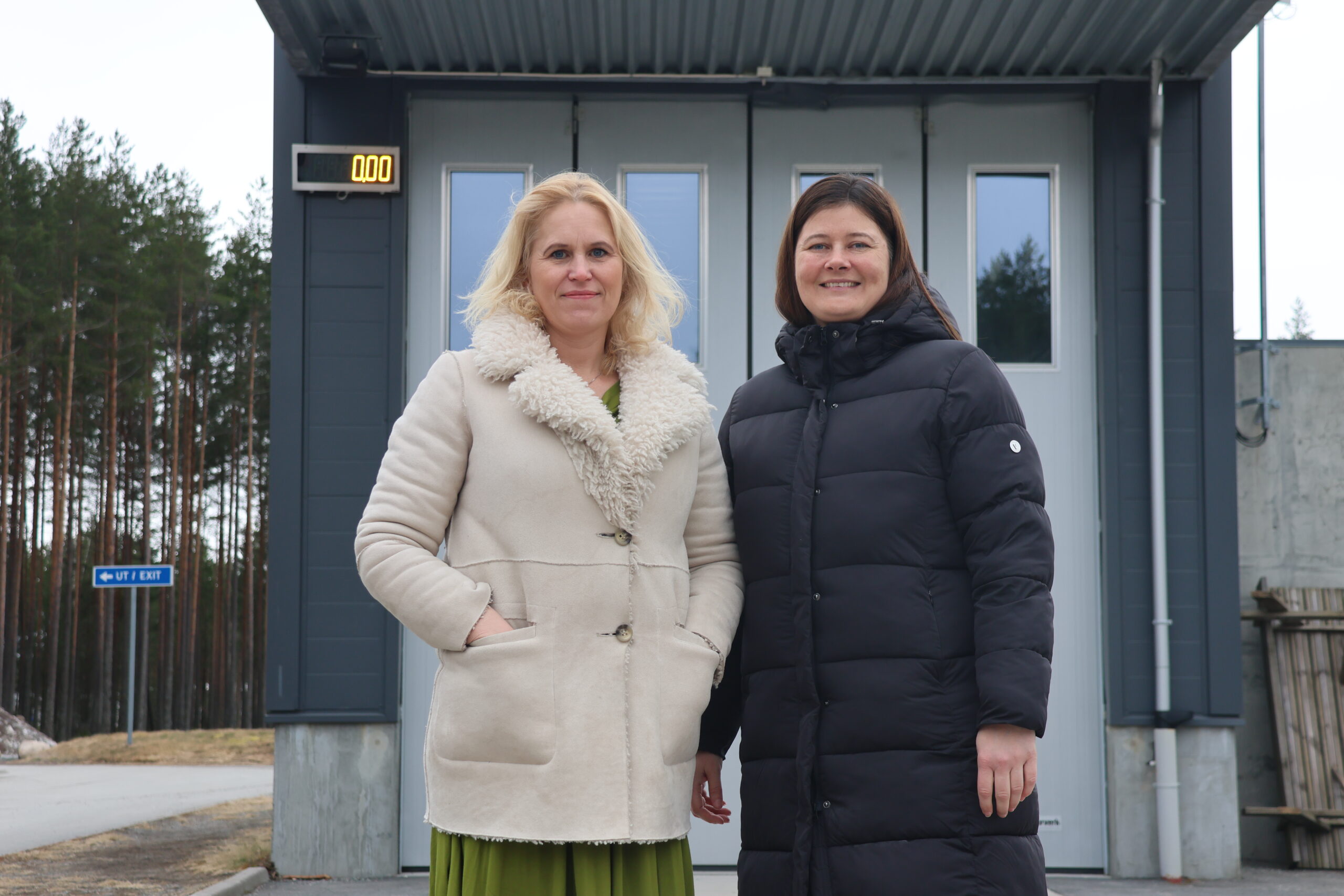 Kamilla Thue(Ap) er glad for at fylkeskommunen prioriterer fv.21. Iselin Vistekleiven (Ap), leder for samferdselsutvalget i Innlandet sier i en kommentar til Innlandet fylkeskommunes nettsider at de har hatt en god dialog med alle regionene underveis i arbeidet. Hun sier også at det må jobbes for større statilige overføringer for å stoppe vedlikeholdsetterslepet på fylkesveger. Her er de to sammen under et besøk hos Statens vegvesen på Magnormoen tidligere i år.