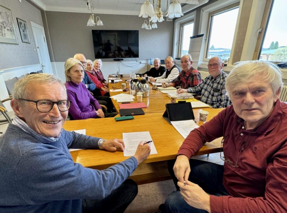 Erik Aagaard signerer samarbeidsavtalen for Åsnes, sammen med leder Ivar Skulstad fra Eidskog.