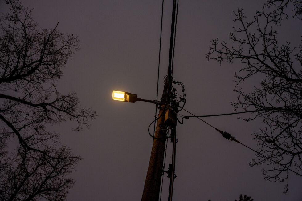 Et spleieslag mellom fylkeskommunen og Eidskog kommune gir ny og moderne gatebelysning i Hagebyen på Skotterud.