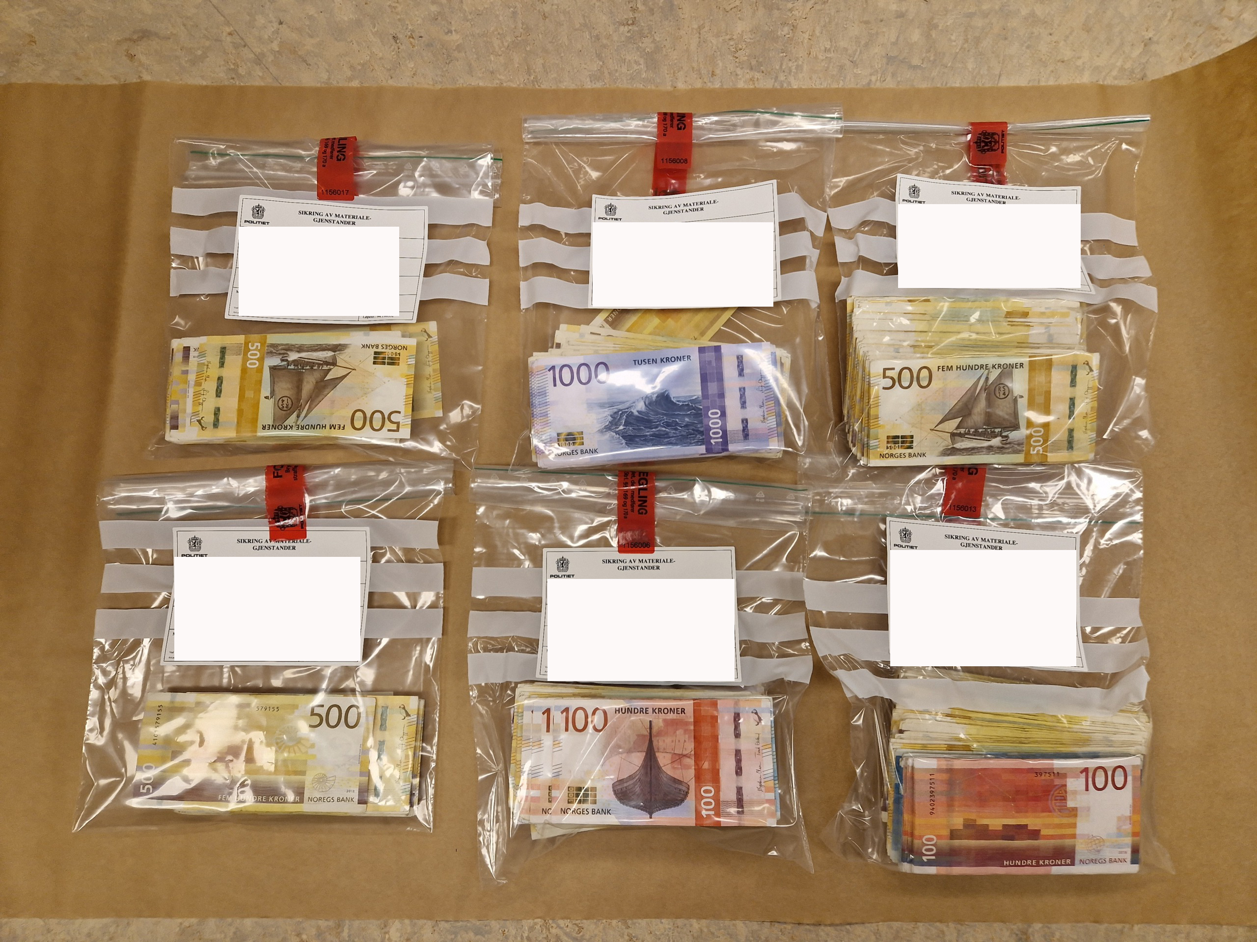 Politiet har gjort beslag av både narkotika, våpen og penger under etterforskningen av kidnappingssaken som starter i tingretten i morgen. Her er cirka 450.000 kroner i kontanter.