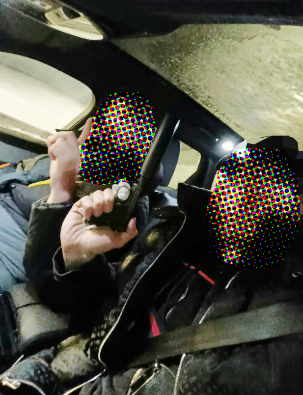 To av de tiltalte er fotografert sammen i en bil. Begge viser frem våpen og det er grunn til å tro at bildet ble tatt kort tid før de iverksatte kidnapping og brutal voldsbruk i Kongsvinger og Eidskog.