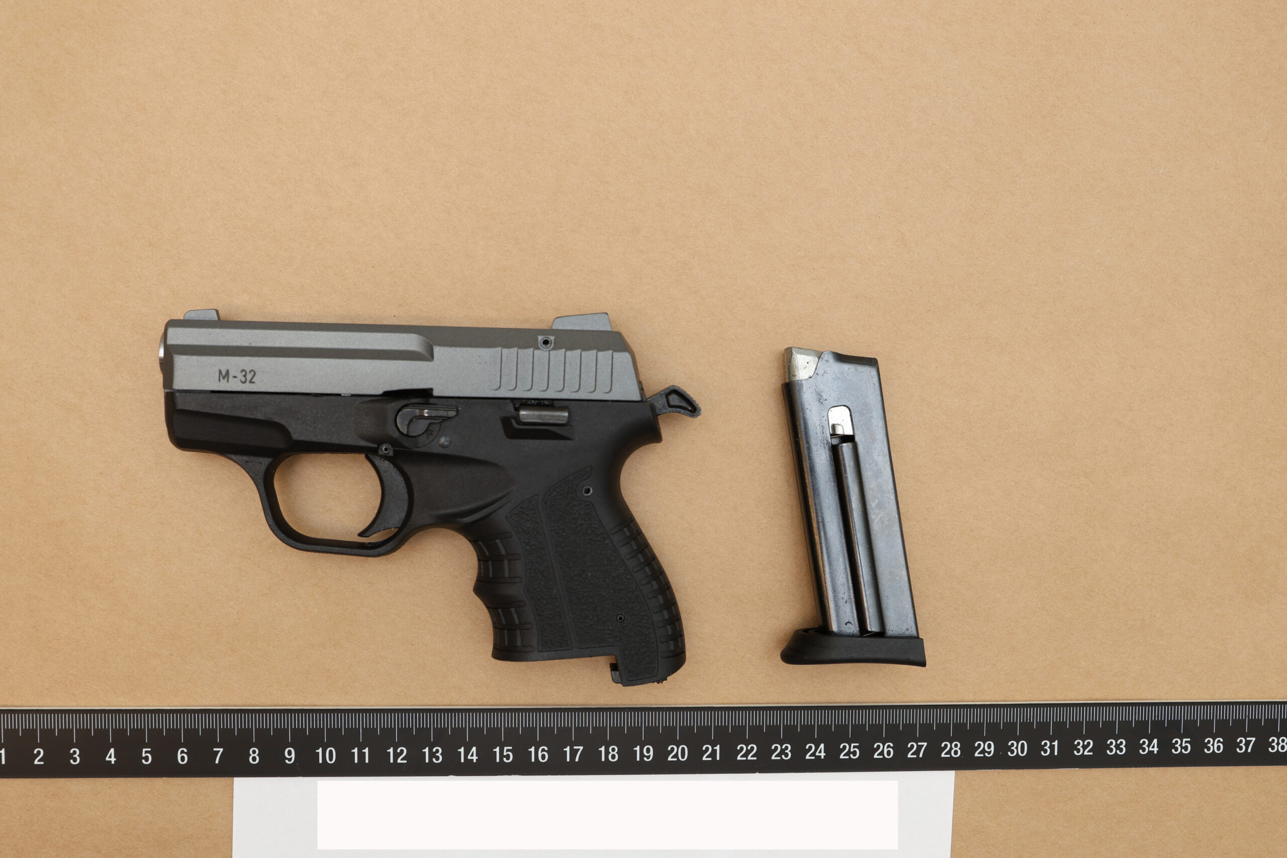 Blant de mange beslaglagte gjenstandene har politiet sikret seg en pistol og en revolver.