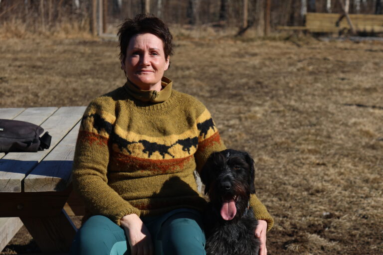 Gunn Marit Fjellskogen og hunden Dovre benytter stadig vekk hundeparken i EIdskog. Nå håper Gunn marit på å kunne ta med flere hunder til parken.