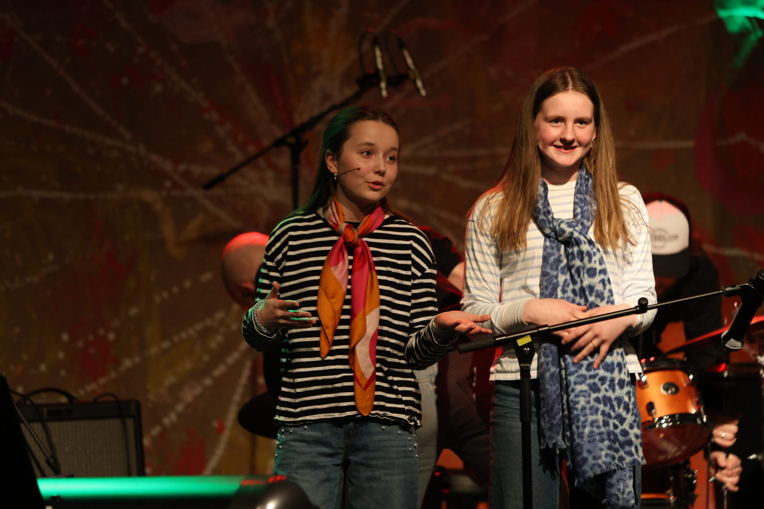 Det er ikke bare med materialet Selma Sandnes Tukun og Åse Tveter Ytterdahl varierer. Det ble også noen runder med klesbytter.
