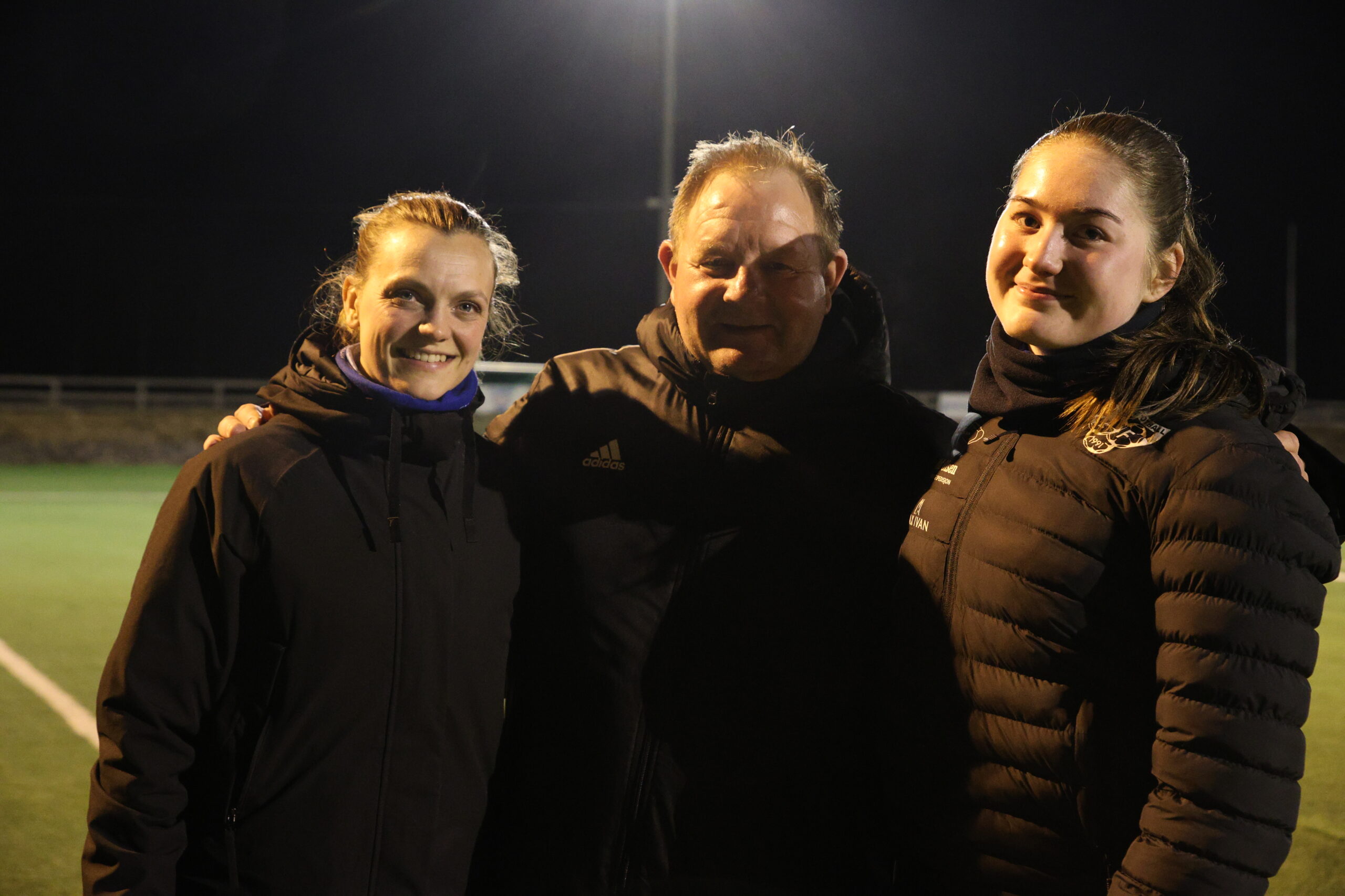 Jenny Bjerknes (t.v.) og Mathilde Malmerengen forteller at de har trivdes godt med å finne frem fotballskoene igjen.