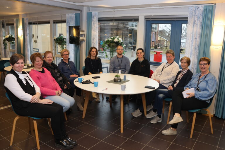 F.v. Anne Kari Furuseth, Anne Lise Sandbakken, TorunnFløiten, Evy Anne Vestli Heggen, Linn Askerud, Eric Anthony Kaberg Utgården, Anita C. Hennøen, Anita Johansen, Åste Østgård og Else Mette Bjørndalen ved helse og livsmestring i Eidskog kommune ønsker seg flere søkere til sommervikar-stillingene i kommunen.