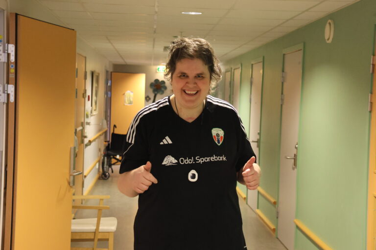 Seks måneder etter den alvorlige bilulykken er Henriette Grundt endelig tilbake i EIdskog igjen. Nå går dagene med til mer opptrening på helsetunet.