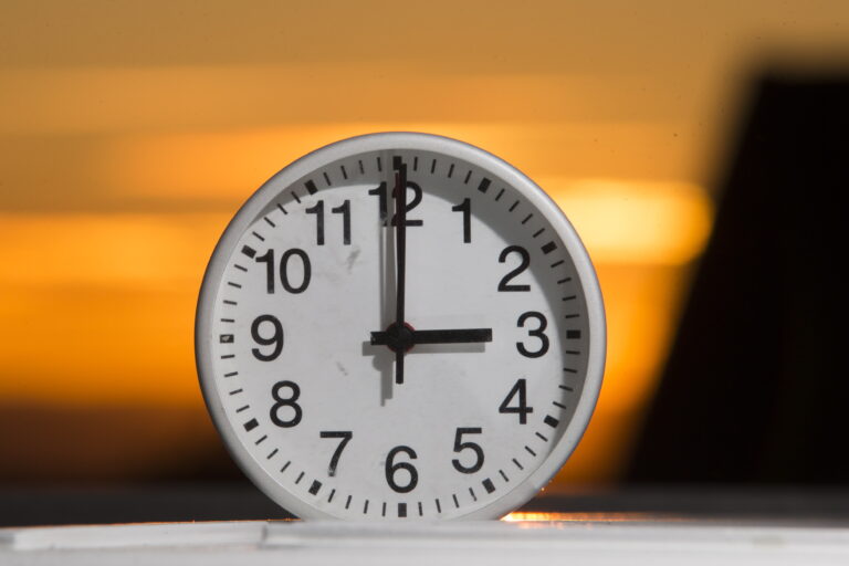 Mindre søvn natt til søndag, men mer dagslys framover er i vente når vi stiller klokken til sommertid.