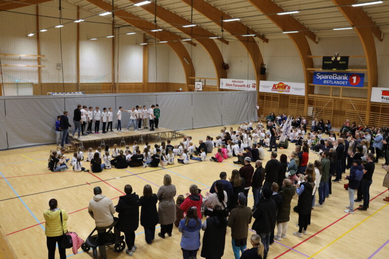 Mange hadde møtt frem for å få med seg presenasjonen av alle Eidskog Fotball sine lag.