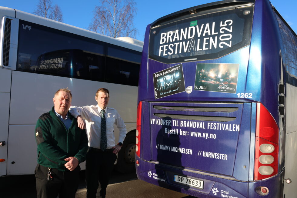 Even Jakobsen og Ole Kenneth Olsen i Vy Buss syns det er moro å bidra til at folk skal kunne ta seg til og fra Brandvalfestivalen på en trygg måte.