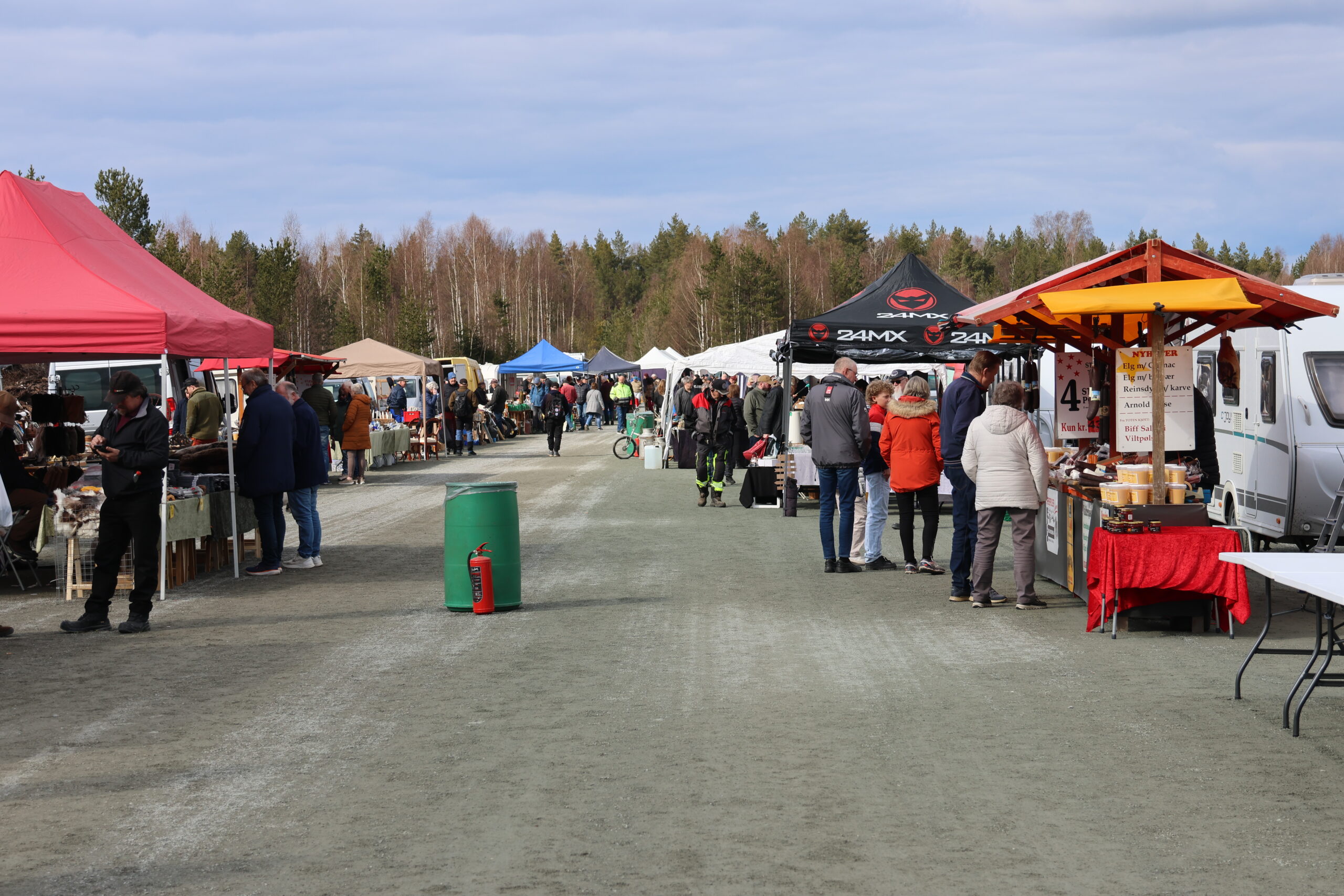 Publikum strømmer til Hov travbane når det er Glåmdalsmarked. Her fra markedet i 2024.