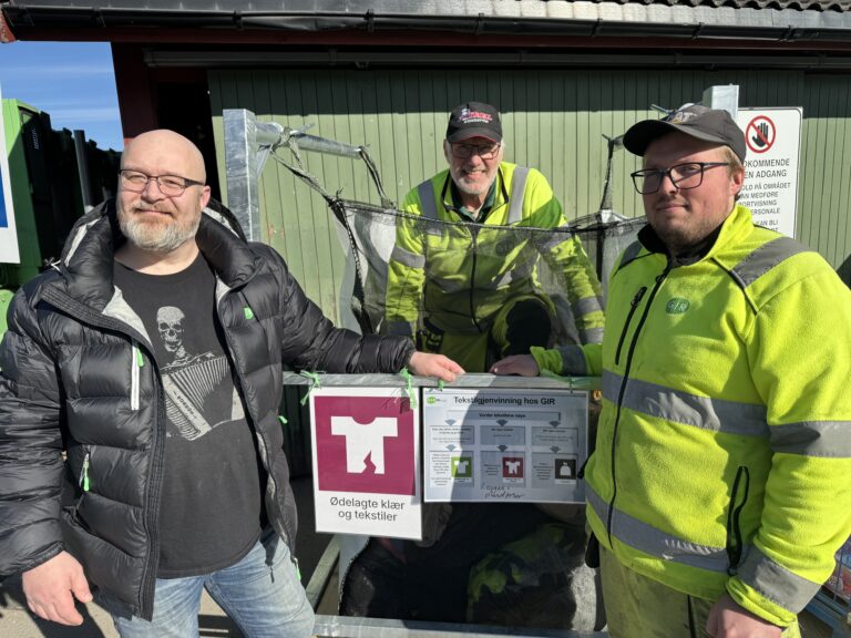 Nytt tilbud på gjenvinningsstasjonene til GIR. Her kan du kaste tekstiler som er ødelagt, forteller avdelingsleder Tommy Martinsen (t.v.), Ole Martin Røsholm og Dennis Moløkken Ørbeck.