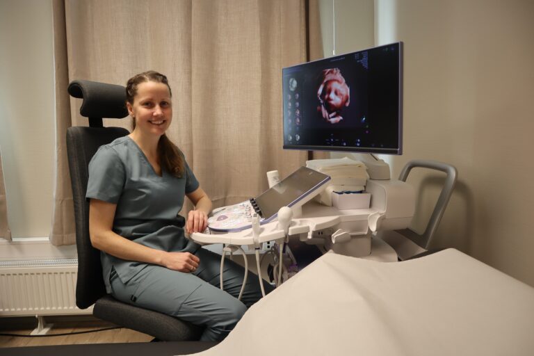 Malin Jonsrud Heiberg (43) har allerede fått gleden av å hilse på den lille babyen i magen til mor via ultralydskjermen. Som jordmor og ultralydjordmor skal hun være der for mor og barn hele veien fram til den lille gutten er født.
