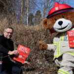 Leder for forebyggende avdeling i Glåmdal Brannvesen IKS, Per Harald Bekken og brannbamsen Bjørnis kan bekrefte at det er veldig tørt på bakken om dagen.