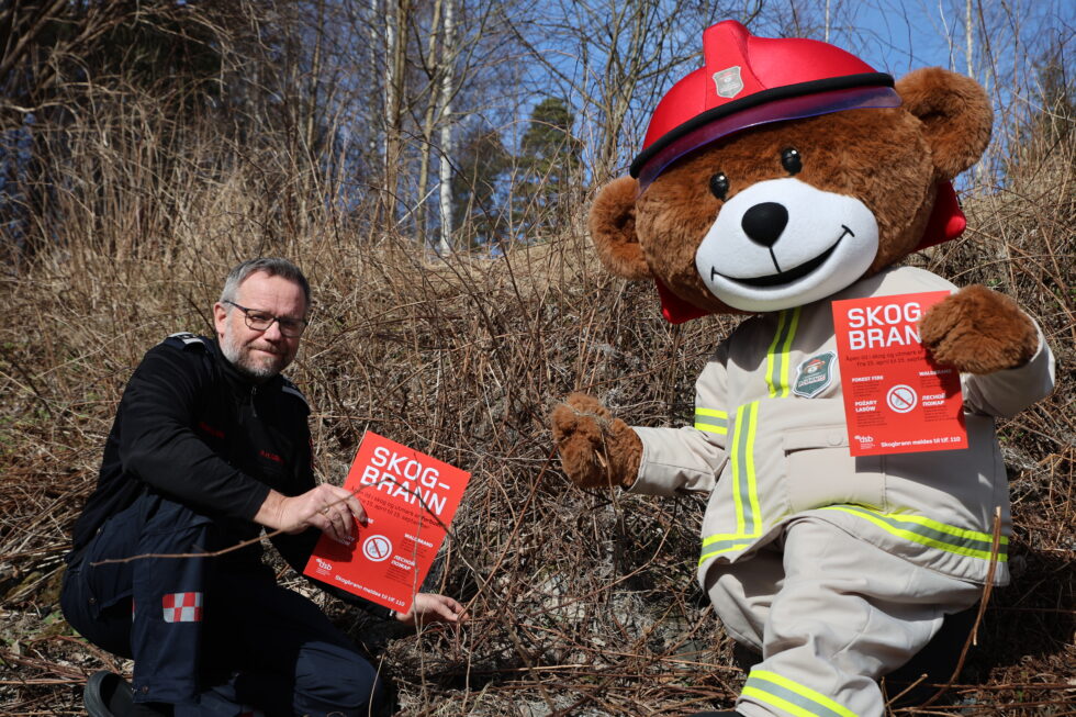 Leder for forebyggende avdeling i Glåmdal Brannvesen IKS, Per Harald Bekken og brannbamsen Bjørnis kan bekrefte at det er veldig tørt på bakken om dagen.