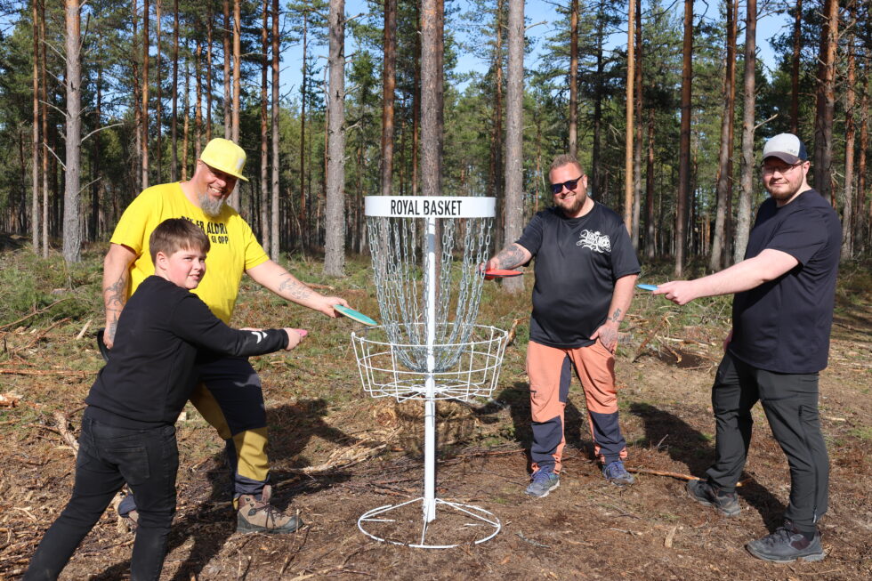 Theodor Martinsen, Remi Jenssen Martinsen, Ronn Kjetil Fjeld og Sten Mikkel Fjeldskogen er alle bitt av frisbeegolfbasillen. Nå er de i gang med å etablere en bane på Skotterud.