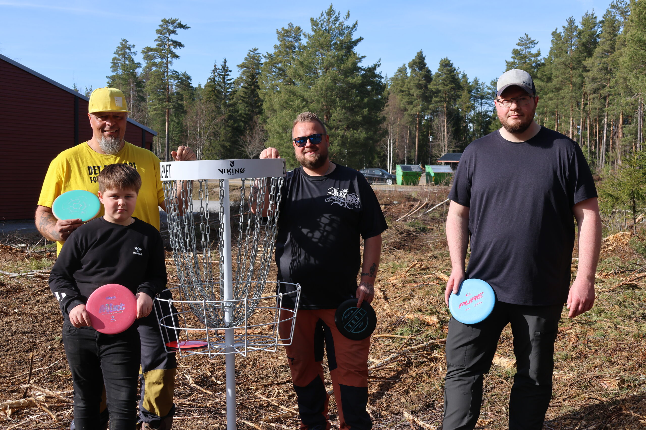 Omtrent vegg i vegg med Eidskoghallen har Skotterud Discgolfklubb inngått en avtale med grunneier om å få spille diskgolf. Theodor Martinsen, Remi Jenssen Martinsen, Ronn Kjetil Fjeld og Sten Mikkel Fjellskogen håper de snart kan begynne arbeidet med å sette opp anlegget med totalt ni kurver.